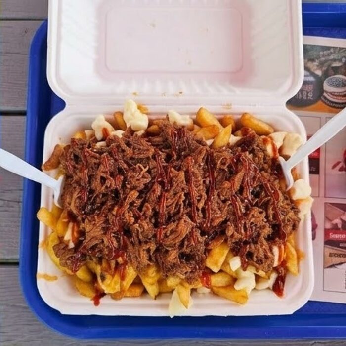 Poutine garnie, viande effilochée