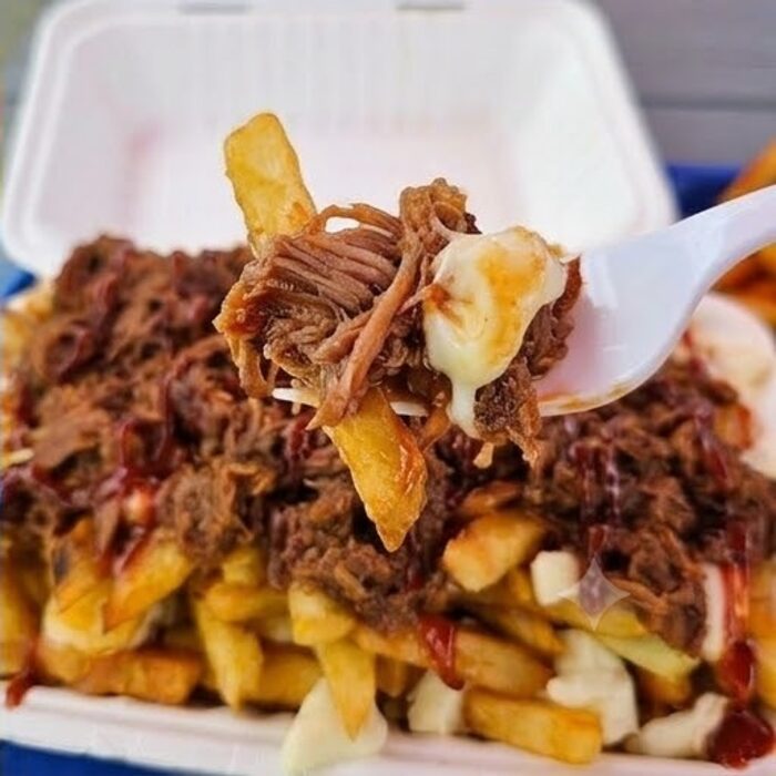 Poutine, gros plan sur une bouchée